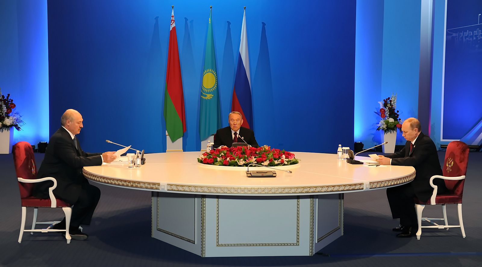De derecha a izquierda, Vladímir Putin, presidente de Rusia; Nursultán Nazarbáyev, de Kazajstán; y Alexander Lukashenko, de Bielorrusia, durante la firma del acuerdo de Unión Económica Euroasiática