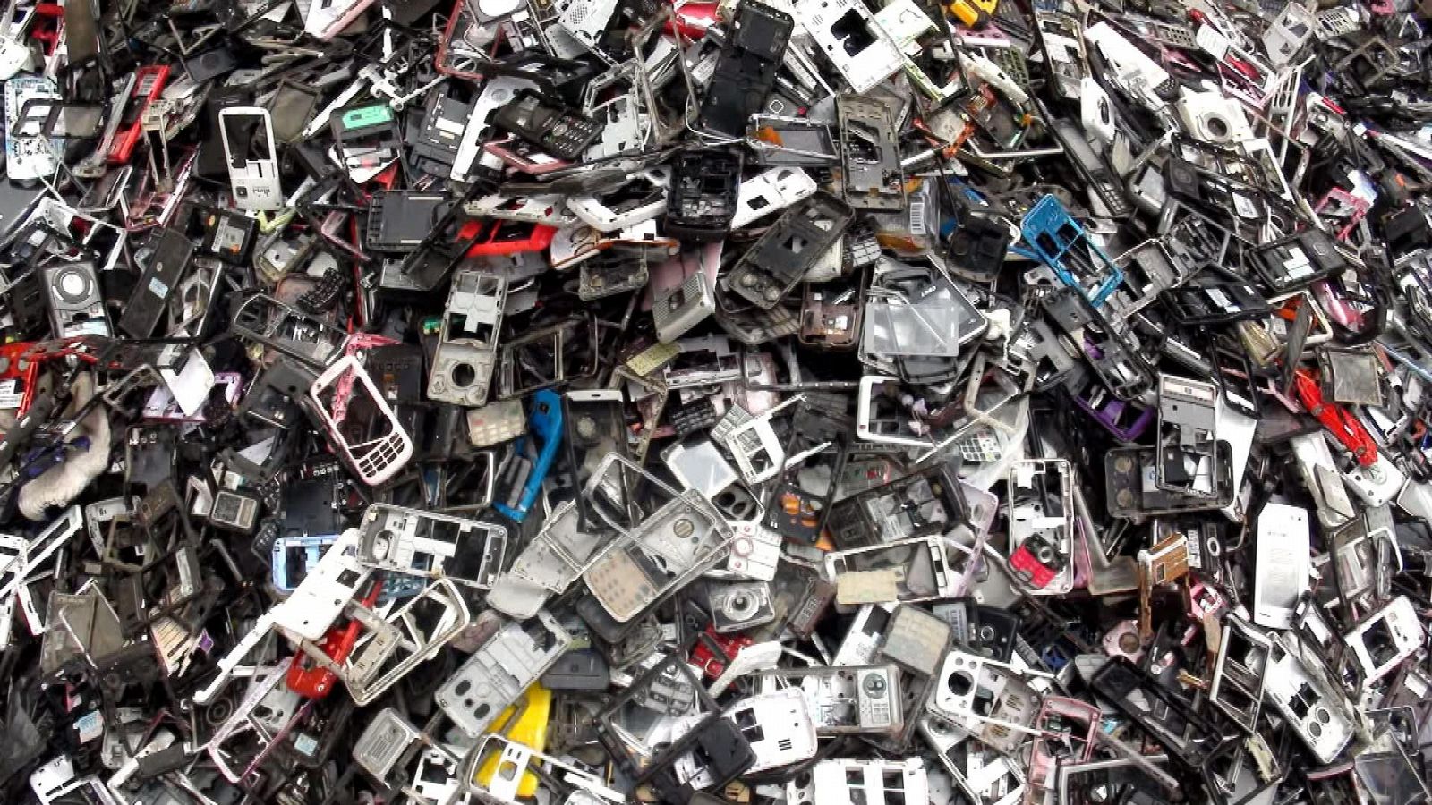 Imagen de carcasas móviles del documental "La tragedia electrónica".