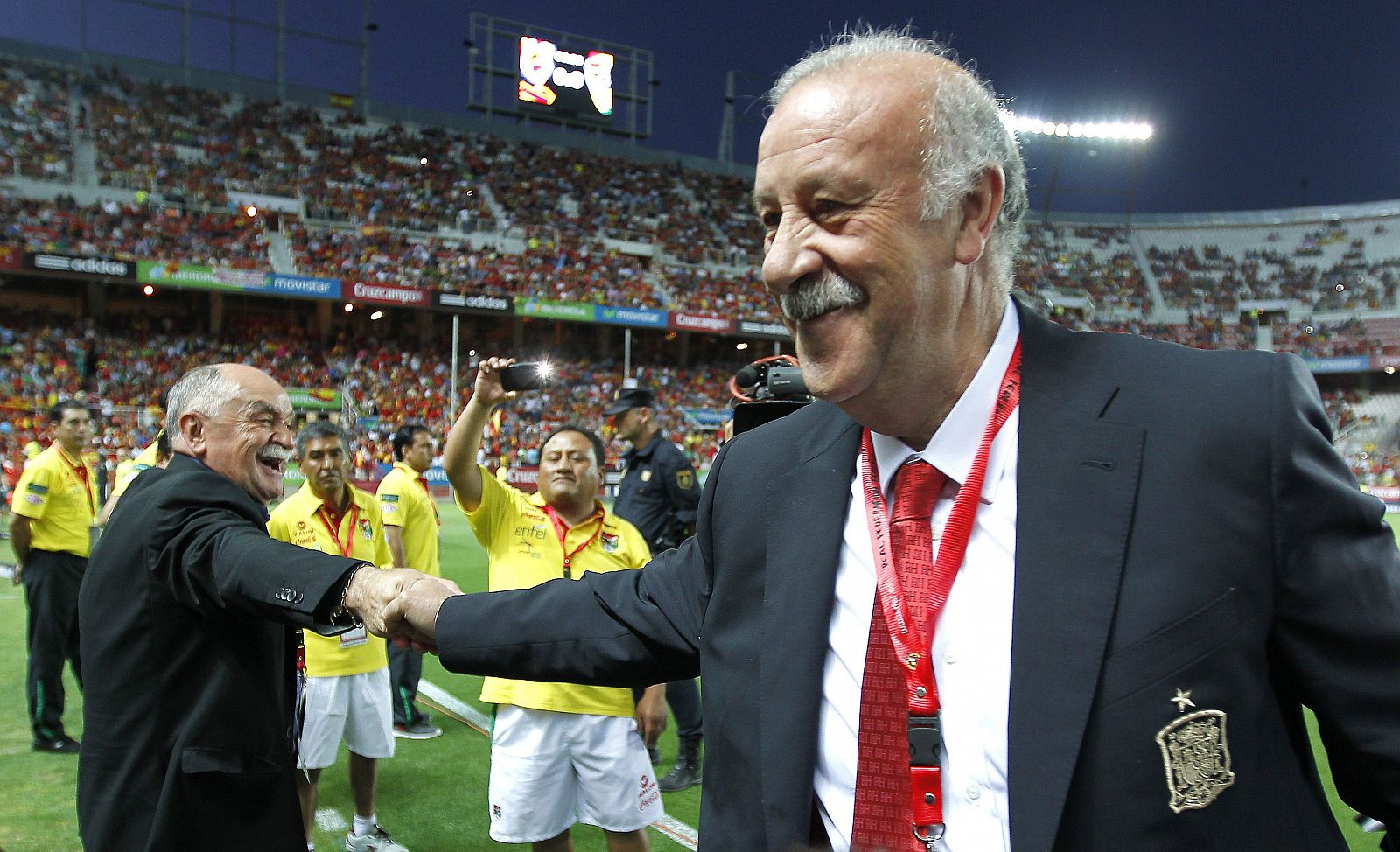 Del Bosque saluda a Azkargorta anrtes del partido amistoso entre España y Bolivia.