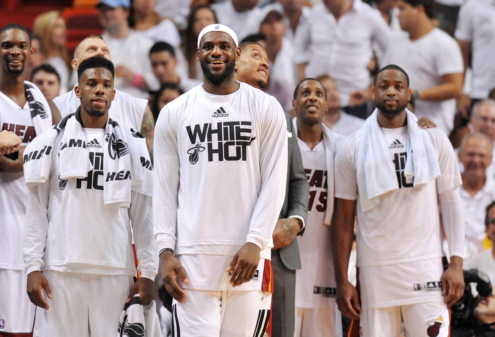 LeBron James (centro) encabeza la celebración en el banquillo de Miami Heat