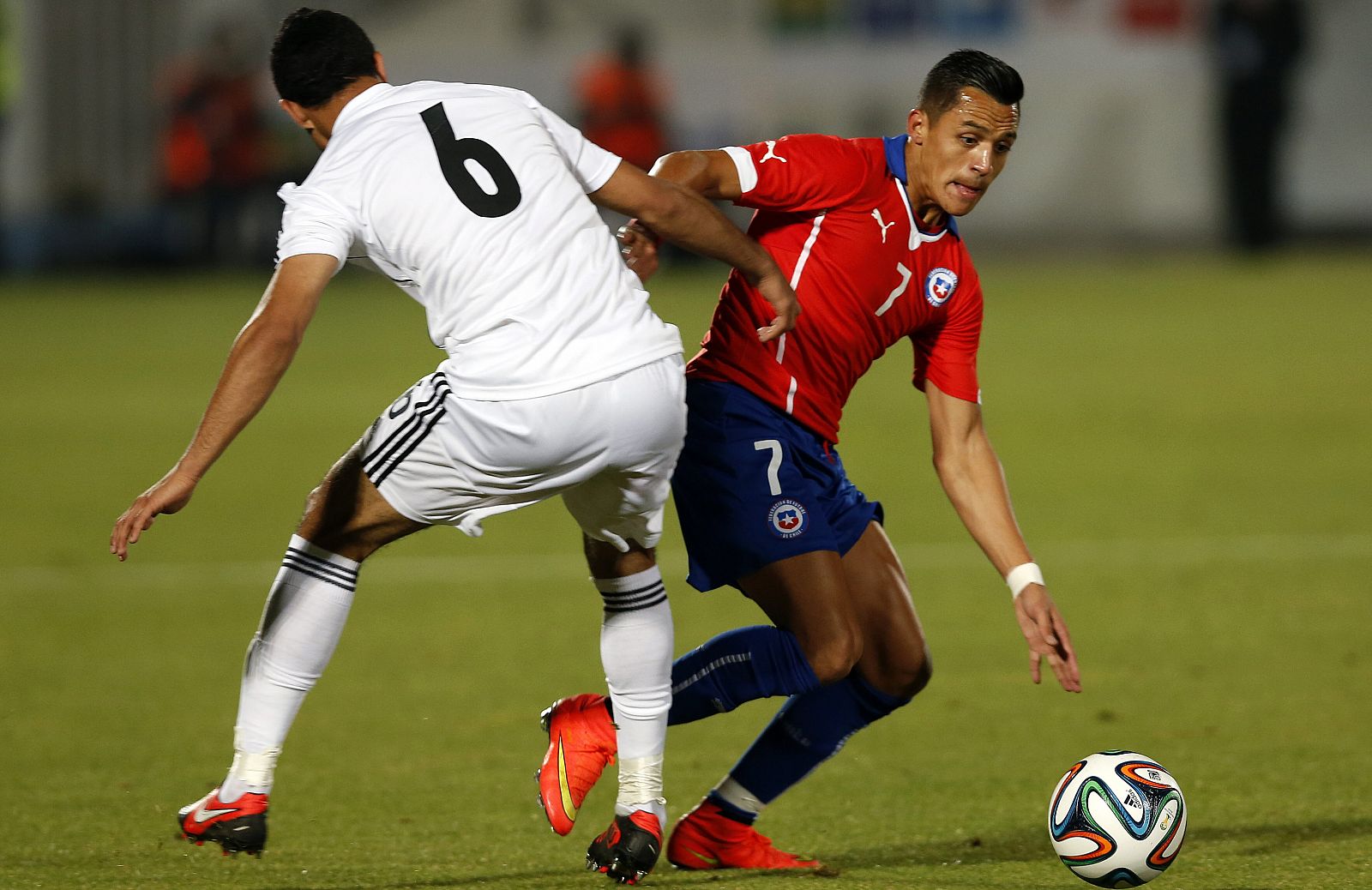 El jugador de Chile Alexis Sanchez y Ramy Rabia de Egipto disputan un balón en el partido amistoso entre Chile y Egipto.