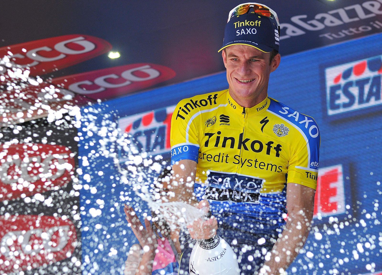 El ciclista australiano del Tinkoff Saxo, Michael Rogers, celebra la victoria en el podio.