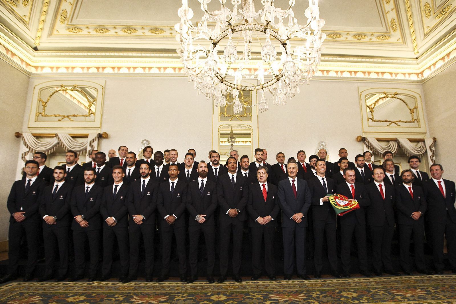 El presidente luso, Cávaco Silva, posa para una foto de familia con la selección portuguesa, con Cristiano a su izquierda