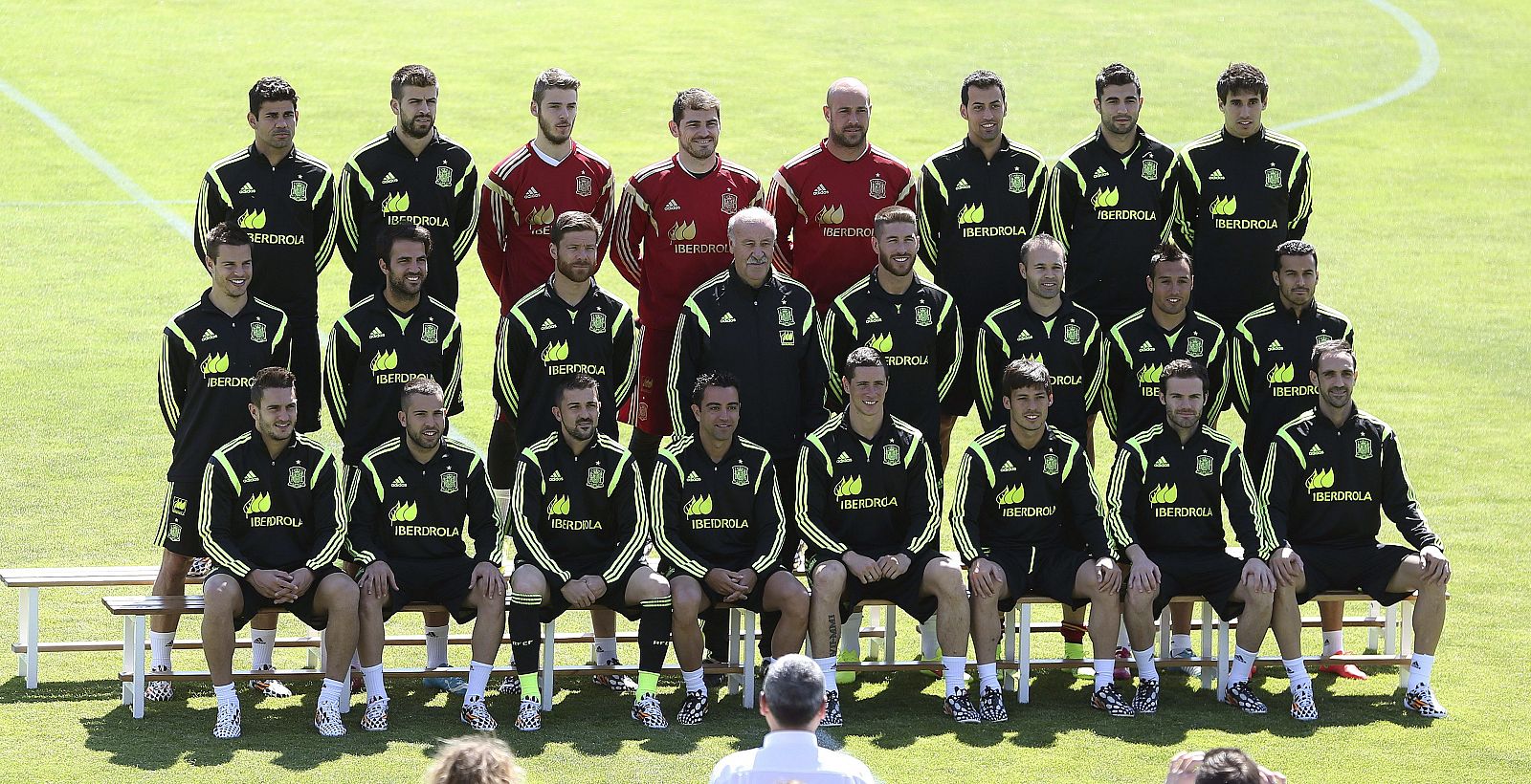 Los jugadores de la selección española posan para fotografía de familia