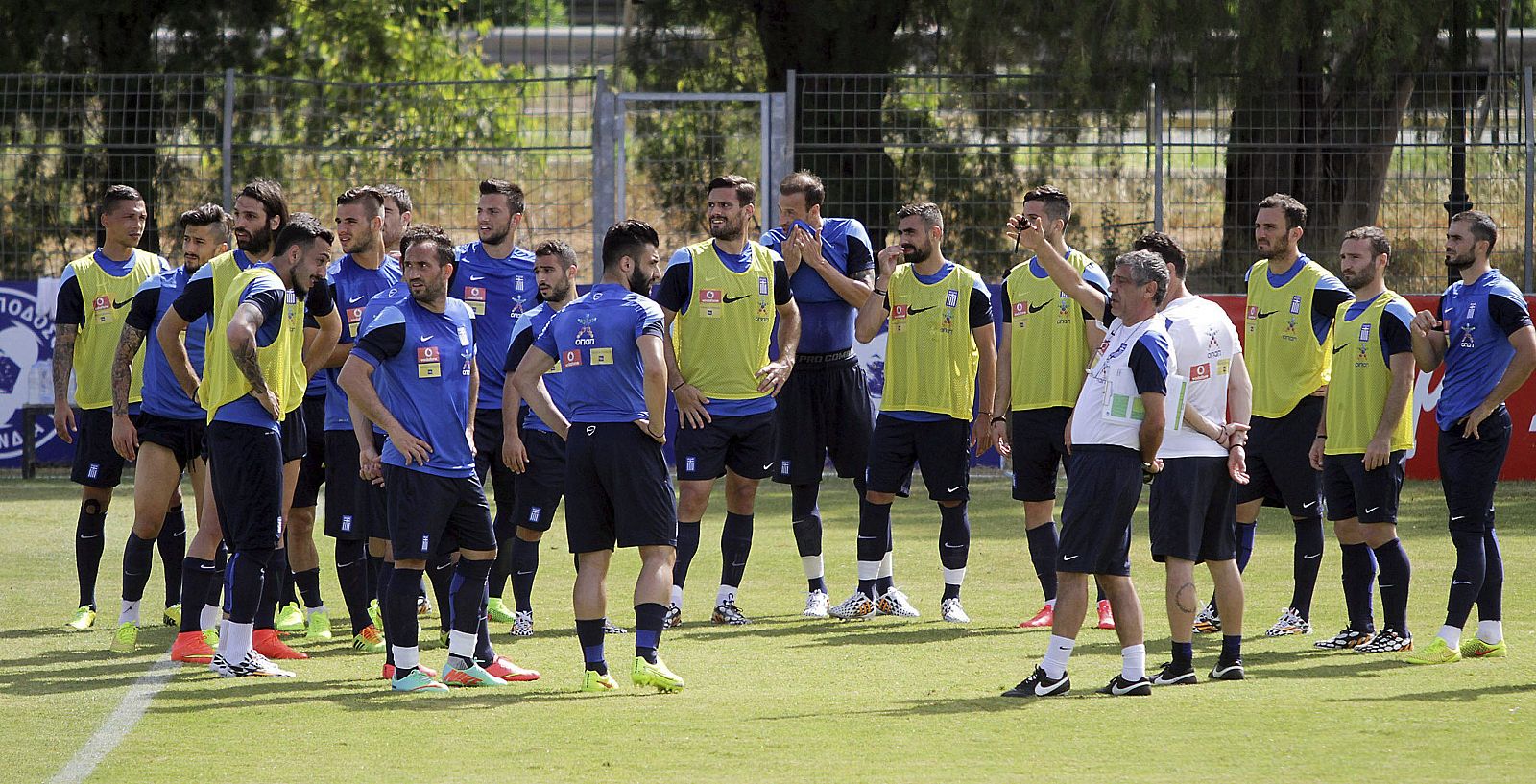 El entrenador de la selección griega de fútbol, Fernando Santos (5-d), dirige una sesión de entrenamiento