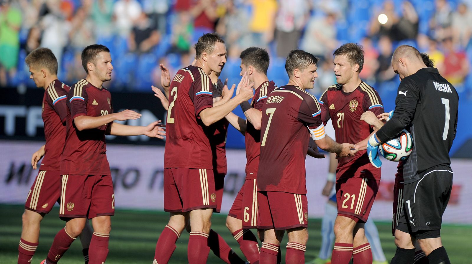 Jugadores de Rusia celebran un gol en un partido de preparación