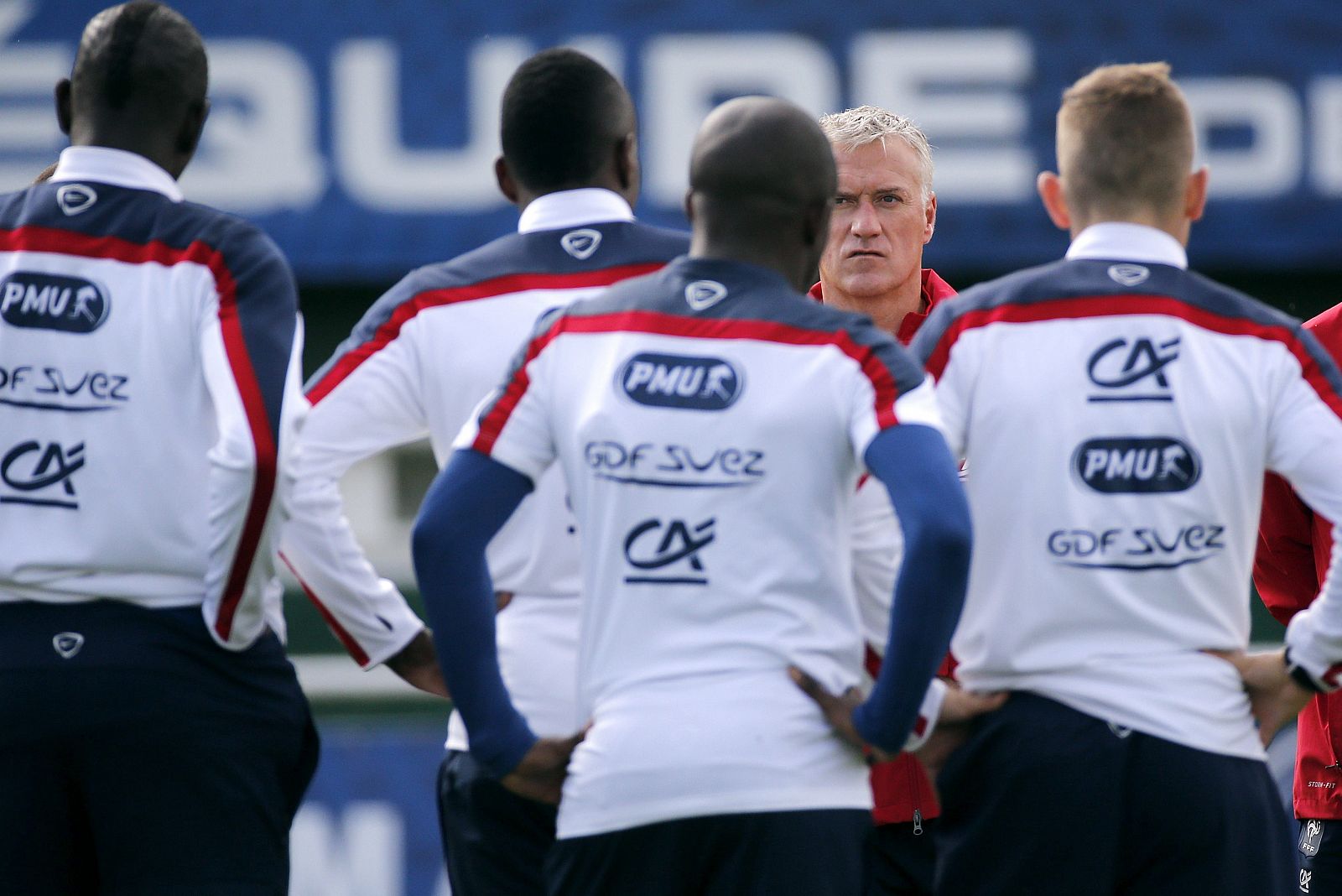 El entrenador de la selección francesa de fútbol, Didier Deschamps se dirige a sus jugadores