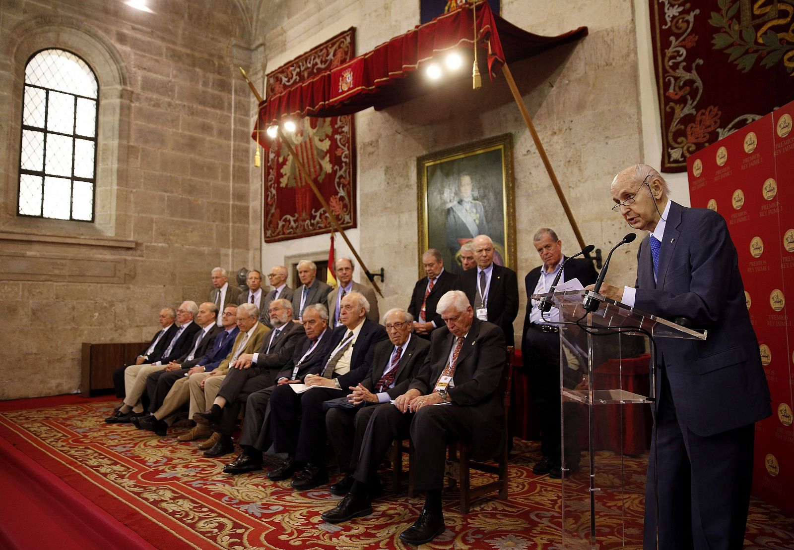 El científico valenciano, Santiago Grisolía, al inicio de las deliberaciones para decidir los galardonados de los Premios Rey Jaime I 2014.