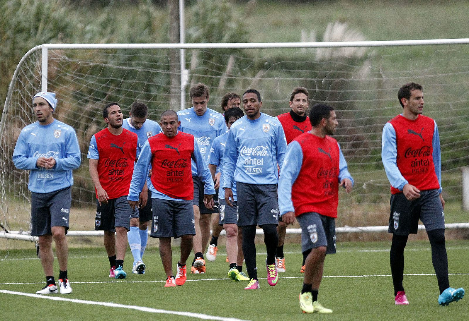 Futbolistas uruguayos participan en un entrenamiento de su selección