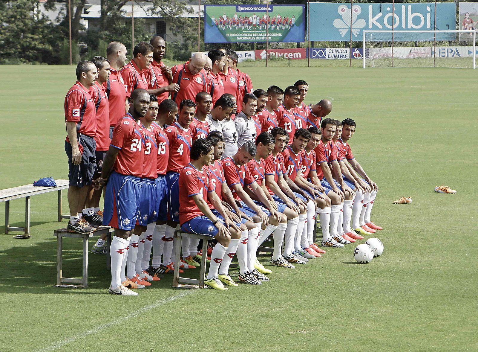 Los jugadores de la selección de Costa Rica posan para una foto oficial