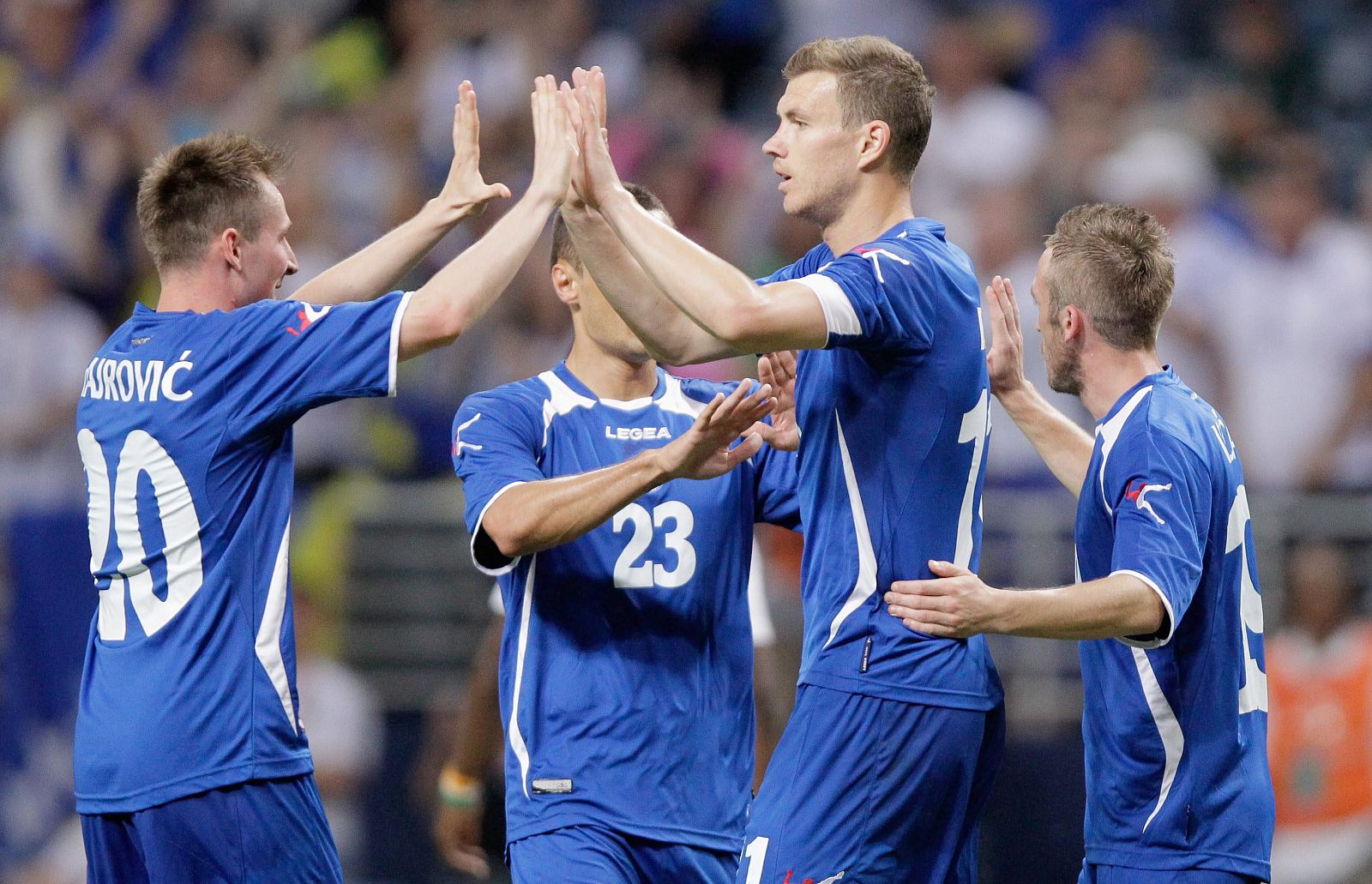 Jugadores de Bosnia celebran un gol de Dzeko, en el centro de la imagen