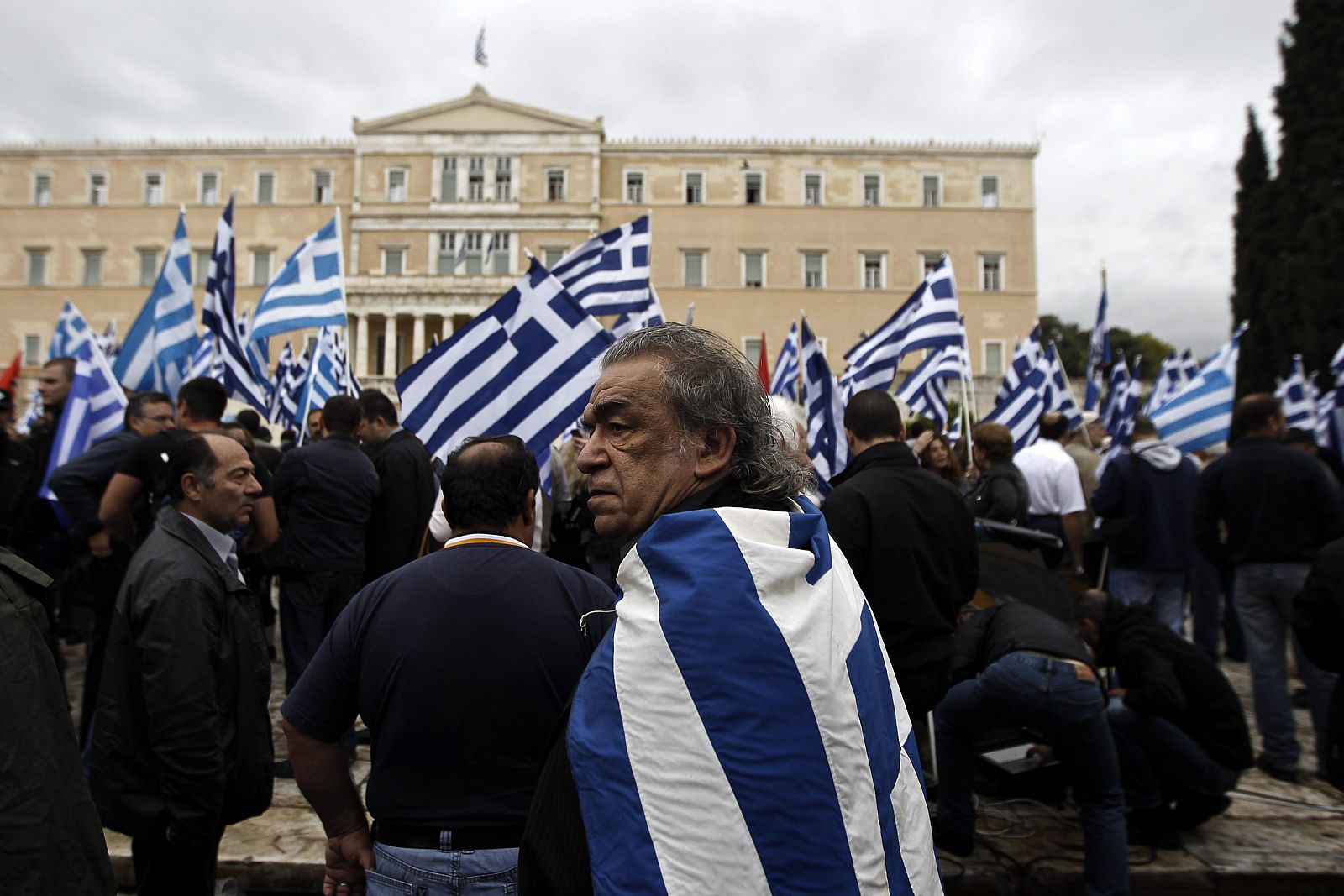 Partidarios del grupo fascista Amanecer Dorado se manifiestan frente al Parlamento griego