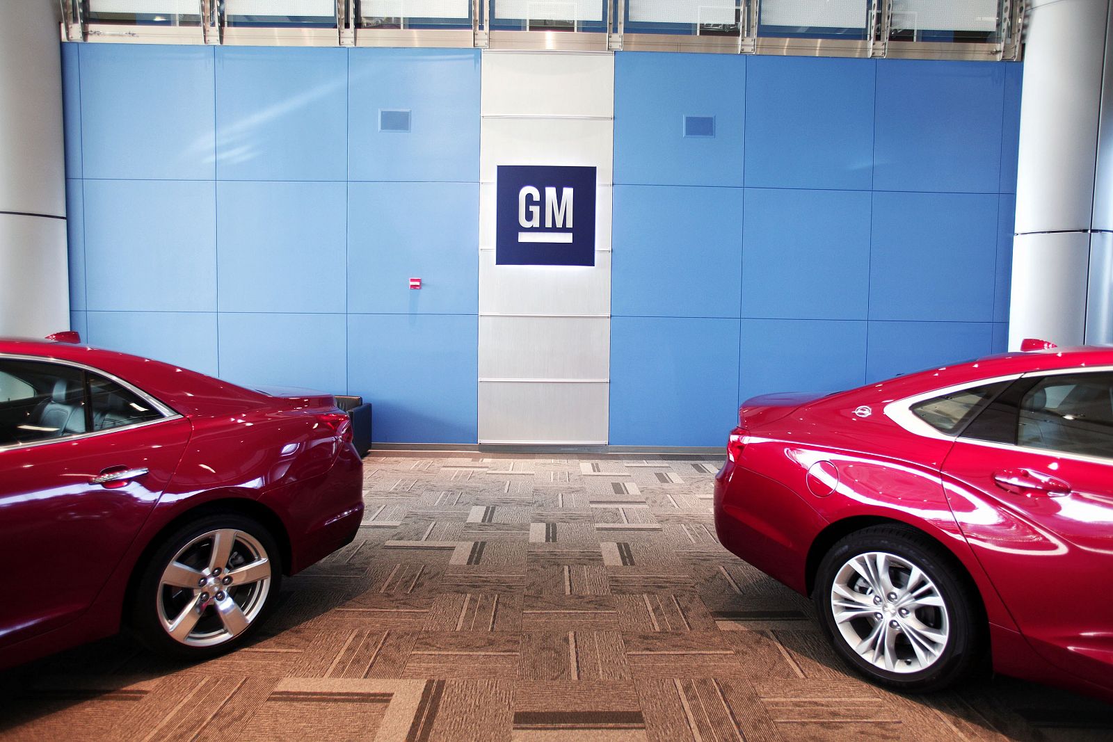 Imagen que muestra coches de General Motors en un centro mecánico de la compañía
