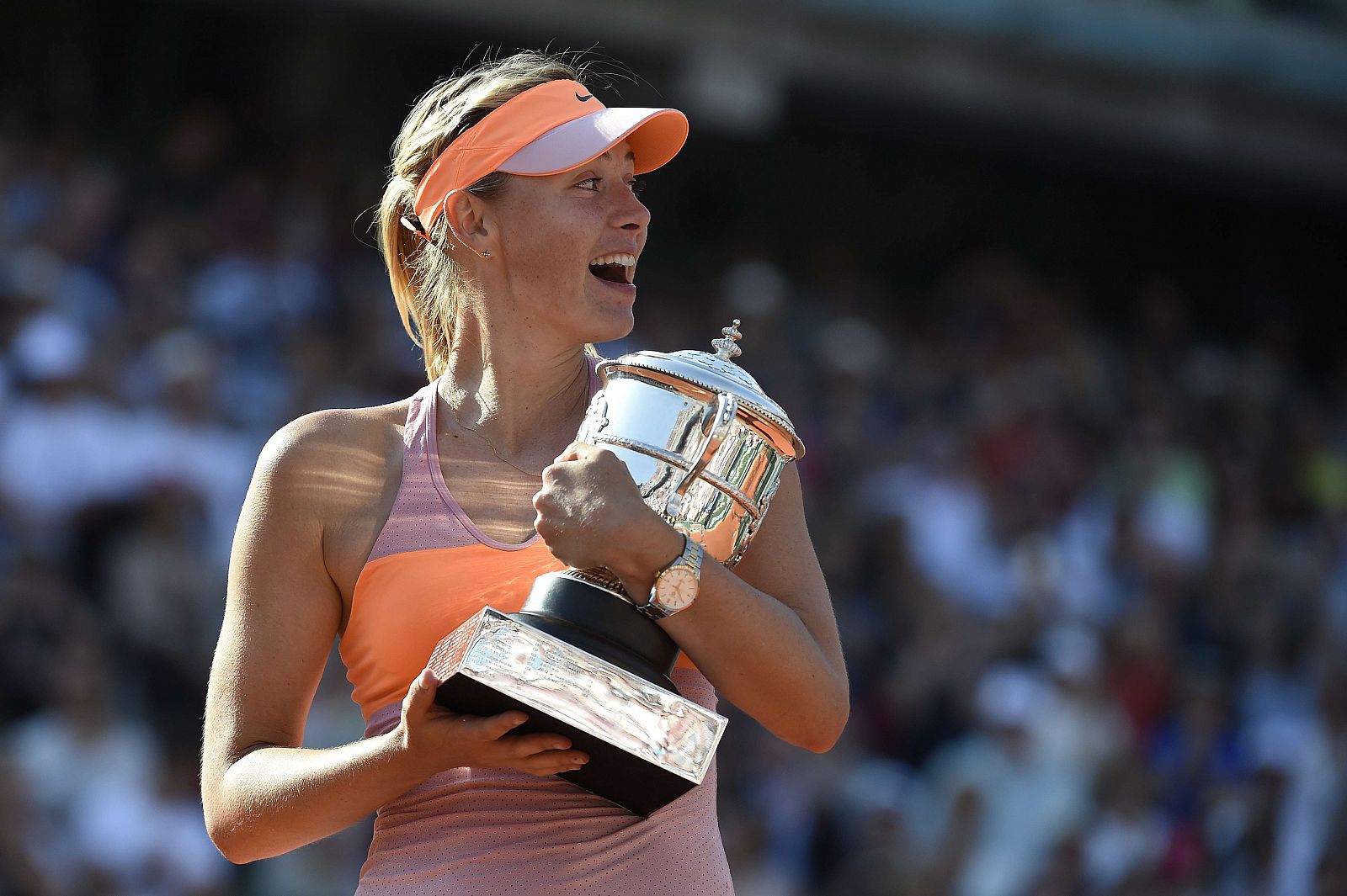 Maria Sharapova posa con su trofeo de Roland Garros 2014