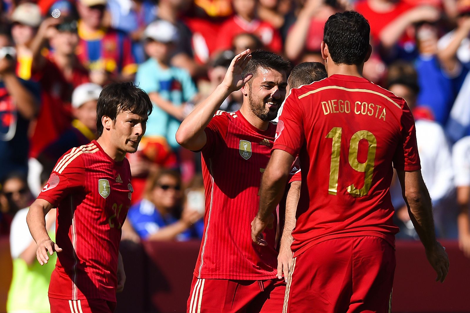 Villa celebra el primero de sus dos goles contra El Salvador.