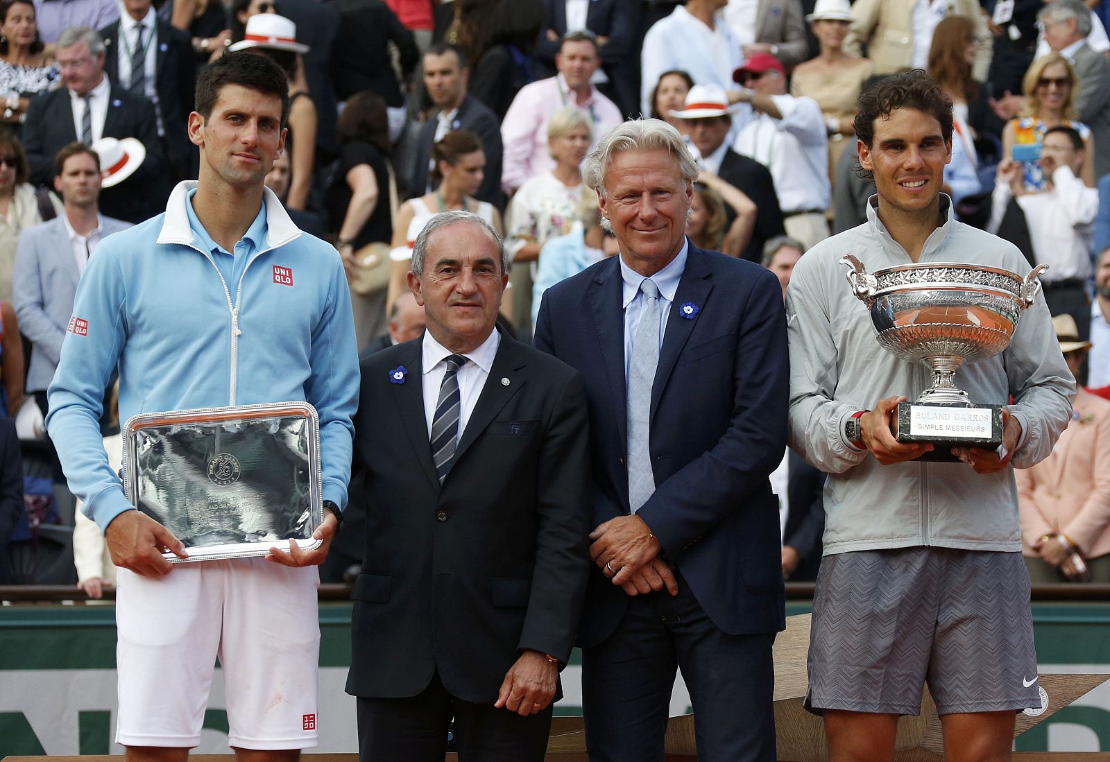 Novak Djokovic, a la izquierda, tras la entrega de trofeos de Roland Garros