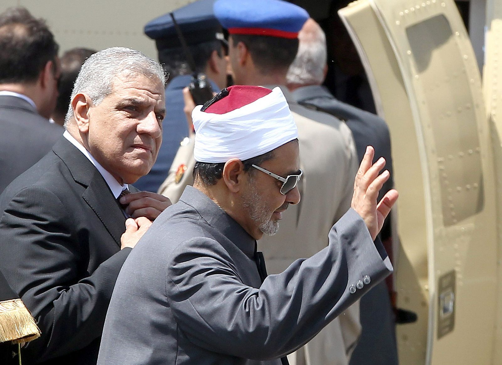 El primer ministro Ibrahim Mehleb (izquierda) acude junto al gran imán de Al Azhar a la investidura de Al Sisi como presidente de Egipto.