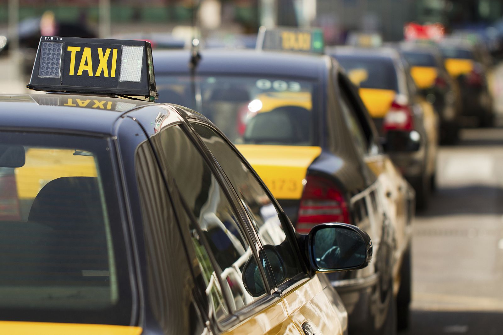 Taxis en Barcelona esperando clientes