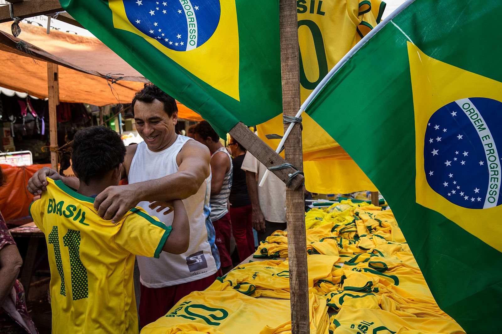 Las camisetas de Brasil empiezan a dar color a las calles de Río.