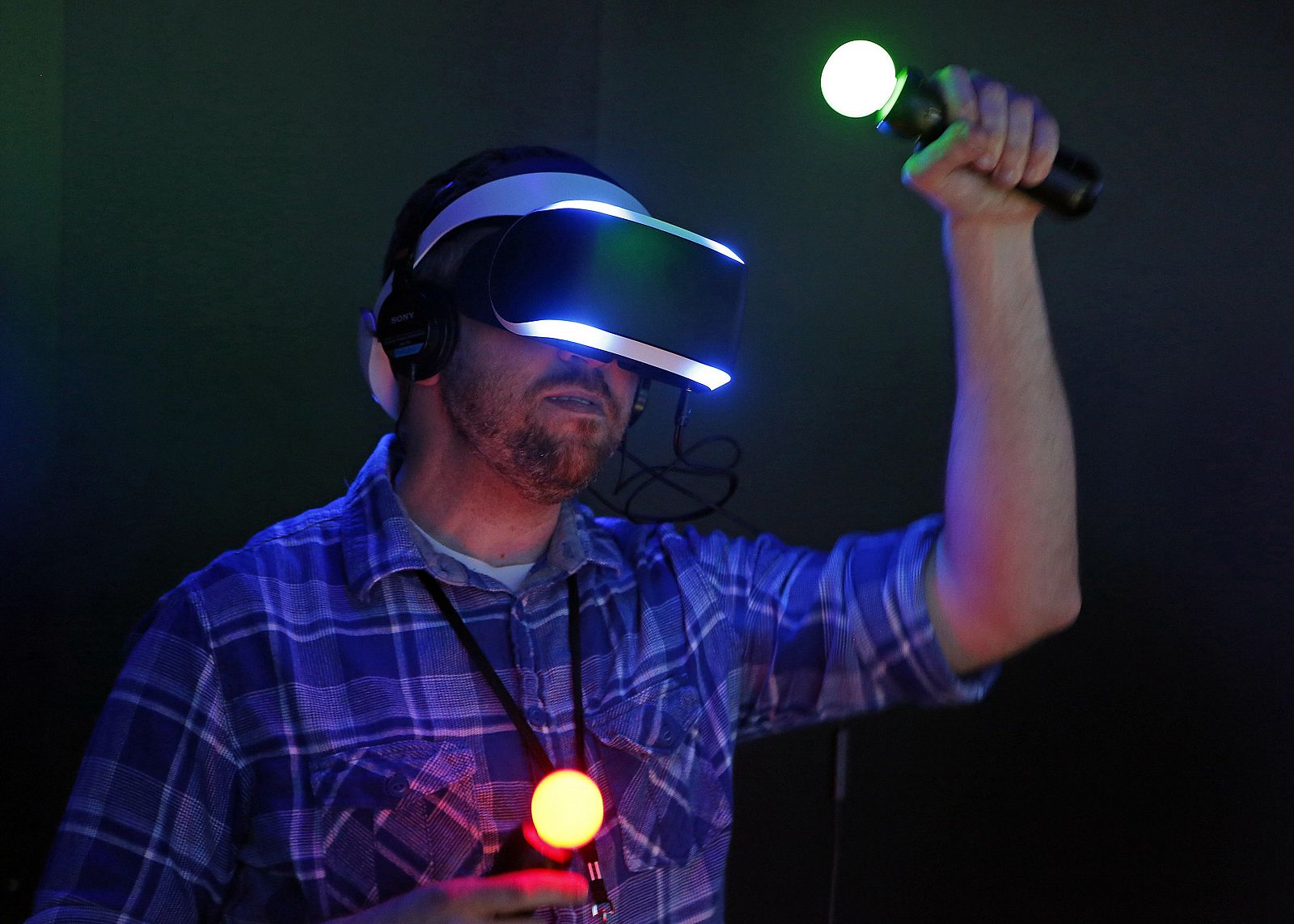 Un hombre juega con una demo de un juego de Project Morpheus, el casco de Sony de realidad virtual.