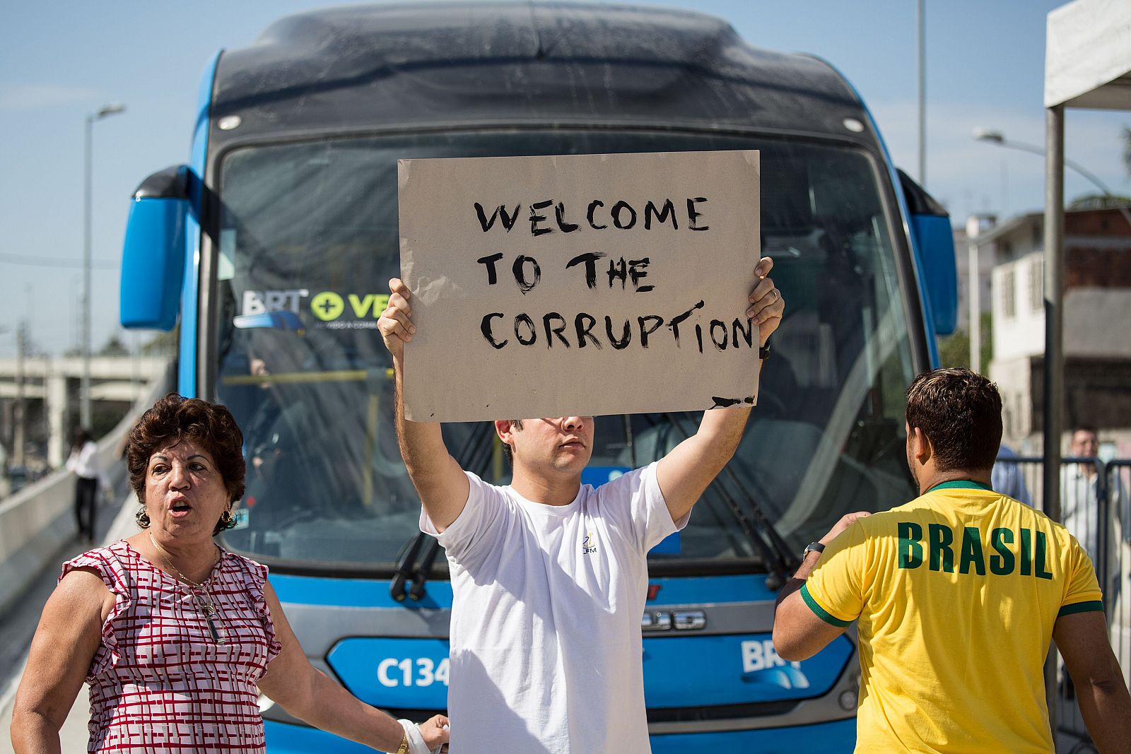 Protesta a la llegada de viajeros en el aeropuerto de Rio contra la corrupción en las obras del Mundial de fútbol.