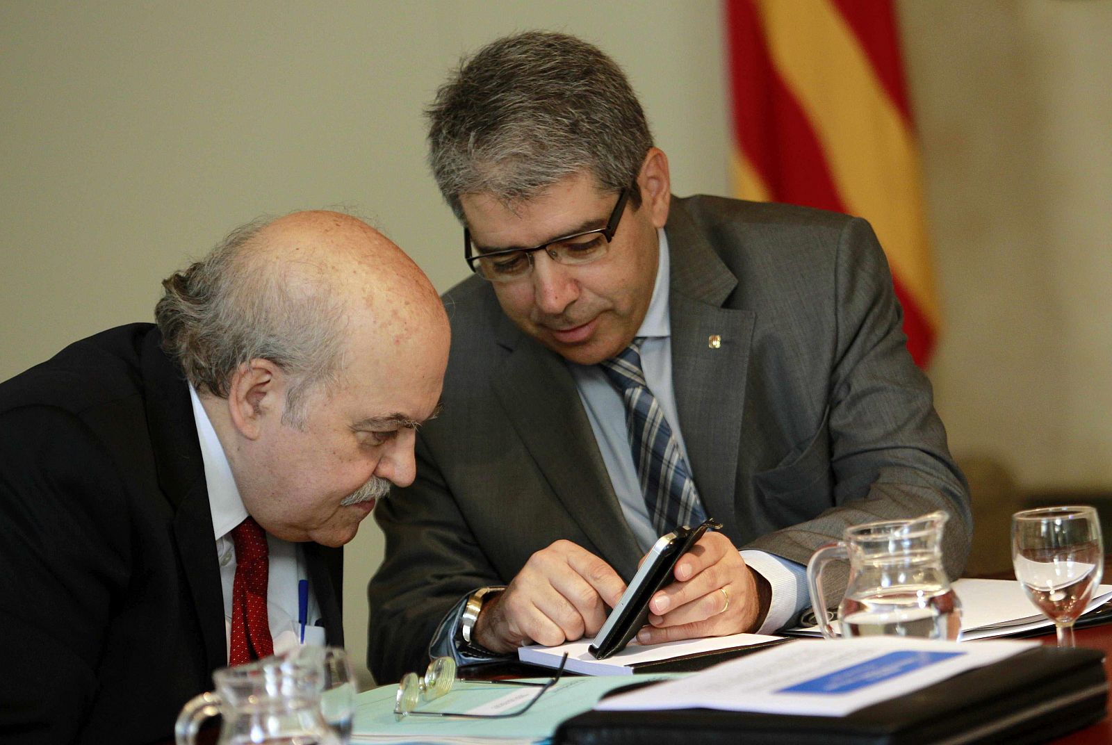 El conseller de Economía de la Generalitat de Cataluña, Andreu Mas-Colell, y el de Presidencia, Francesc Homs
