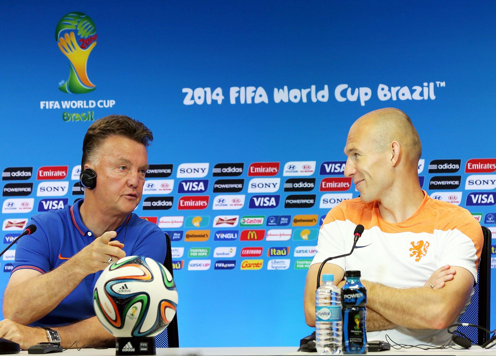 Louis van Gaal y Arjen Robben, en rueda de prensa