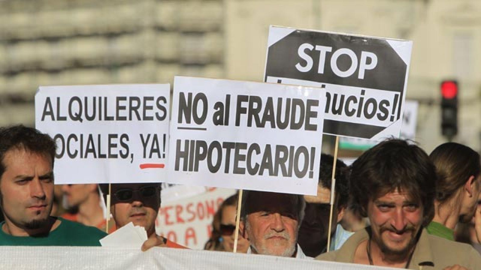 Varias personas protestan contran los desahucios.