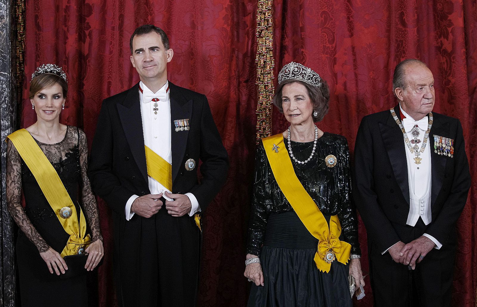 El rey Juan Carlos y la reina Sofía junto a los príncipes de Asturias, futuros reyes Felipe y Letizia.