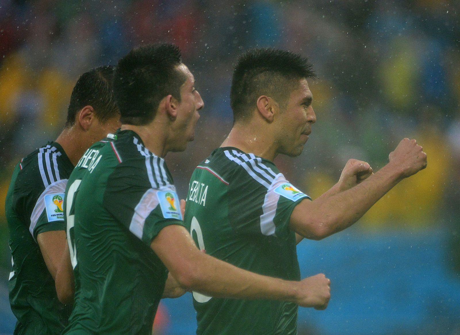 El mexicano Oribe Peralta celebra el gol marcado ante Camerún