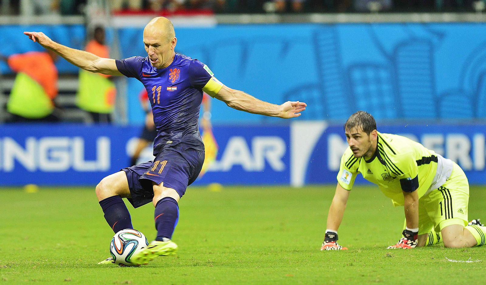 Arjen Robben, autor de dos goles a Casillas.