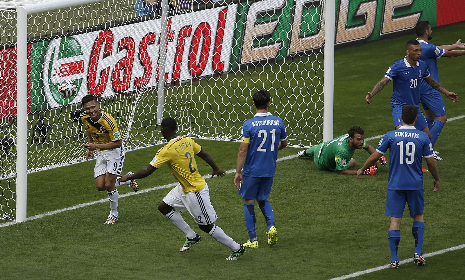 Teofilo Gutierrez celebra el segundo gol de la selección colombiana.