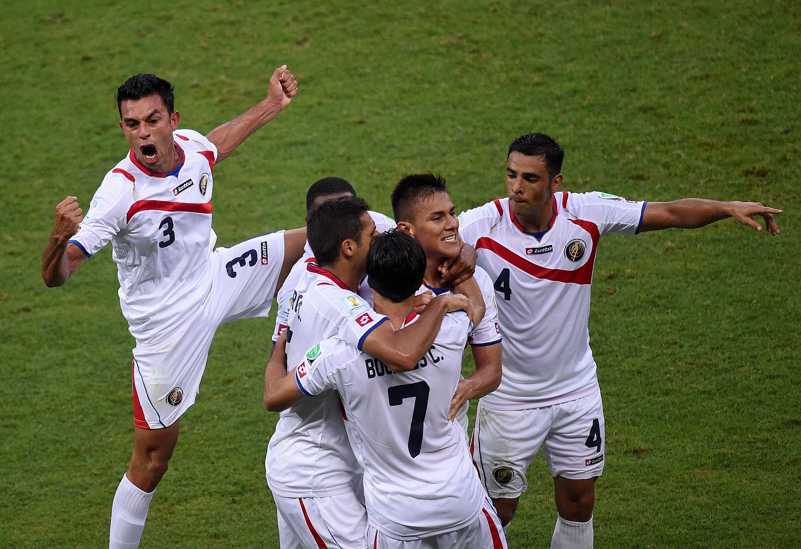 Duarte celebra con sus compañeros el segundo gol de Costa Rica frente a Uruguay.