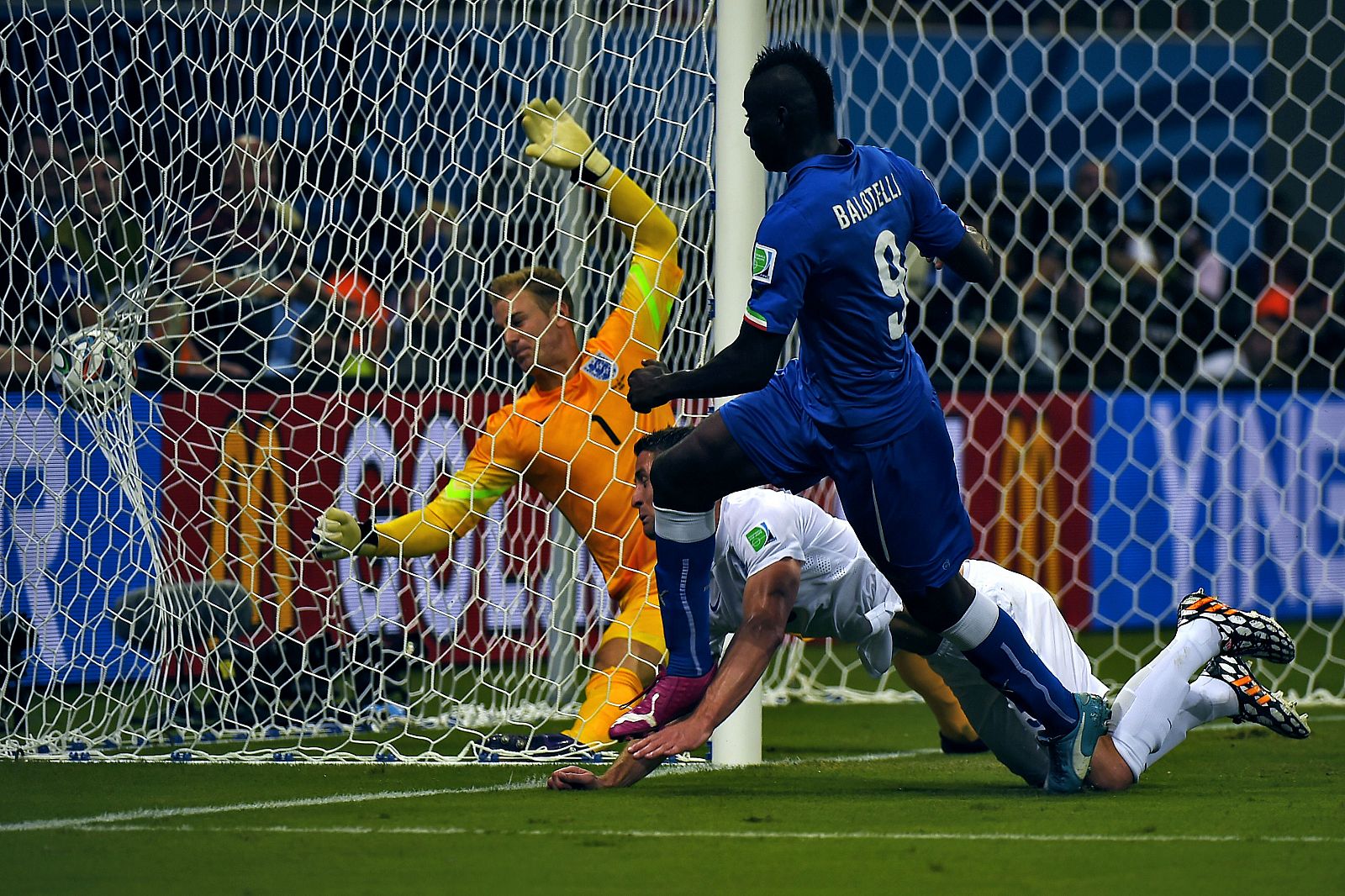 Balotelli remata a la red el segundo gol de Italia a Inglaterra.