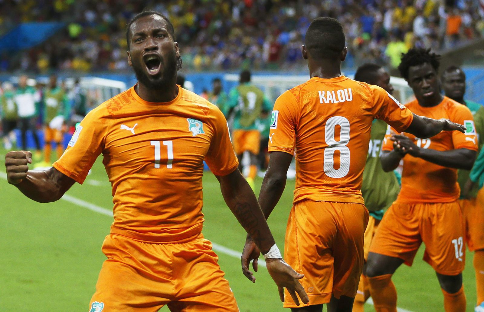 Didier Drogba (izquierda) celebra uno de los goles de Costa de Marfil sobre Japón (2-1)