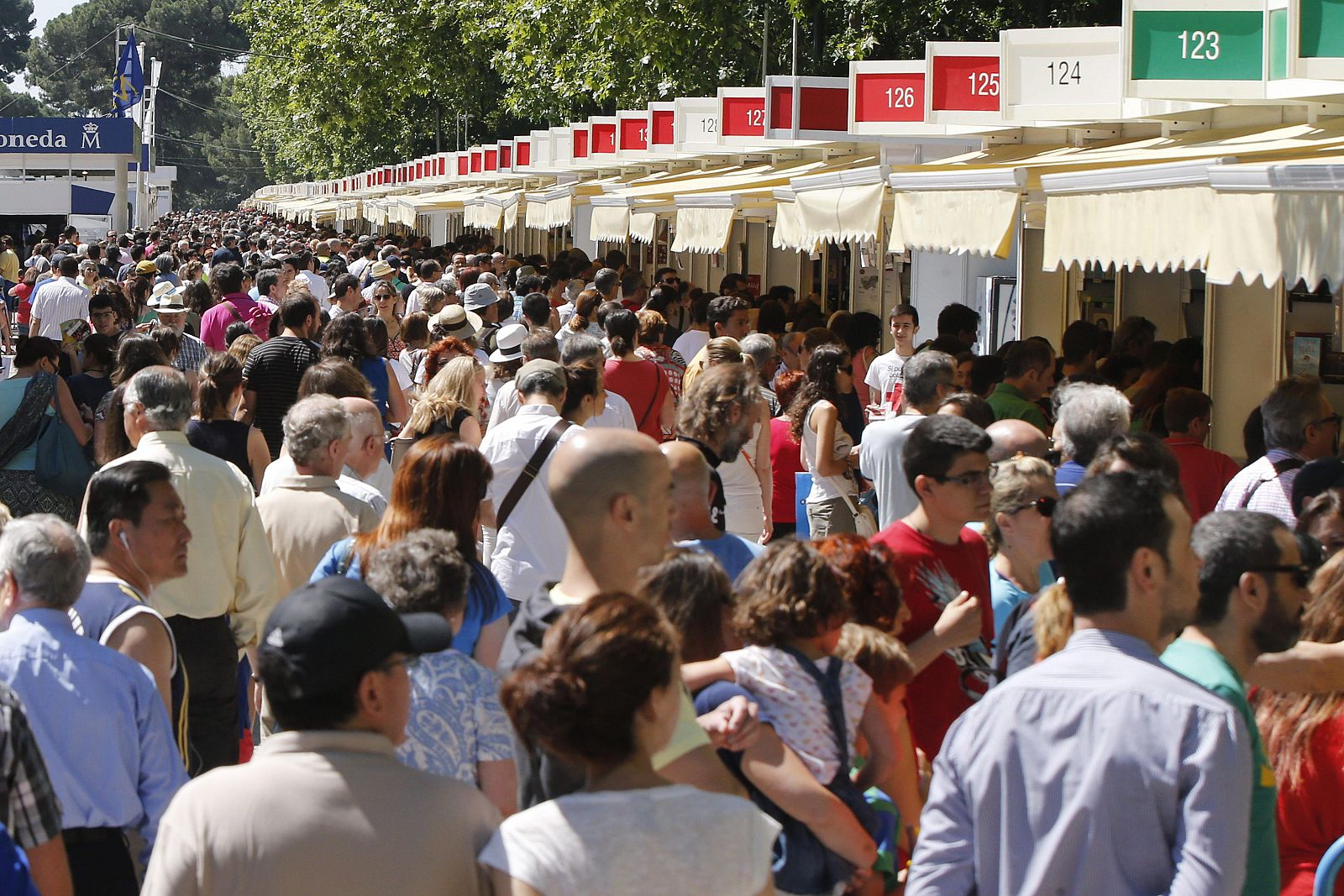 Numerosas personas se acercaron al Paseo de coches del Retiro de Madrid, en el último día de la 73 edición de la Feria del Libro de Madrid.