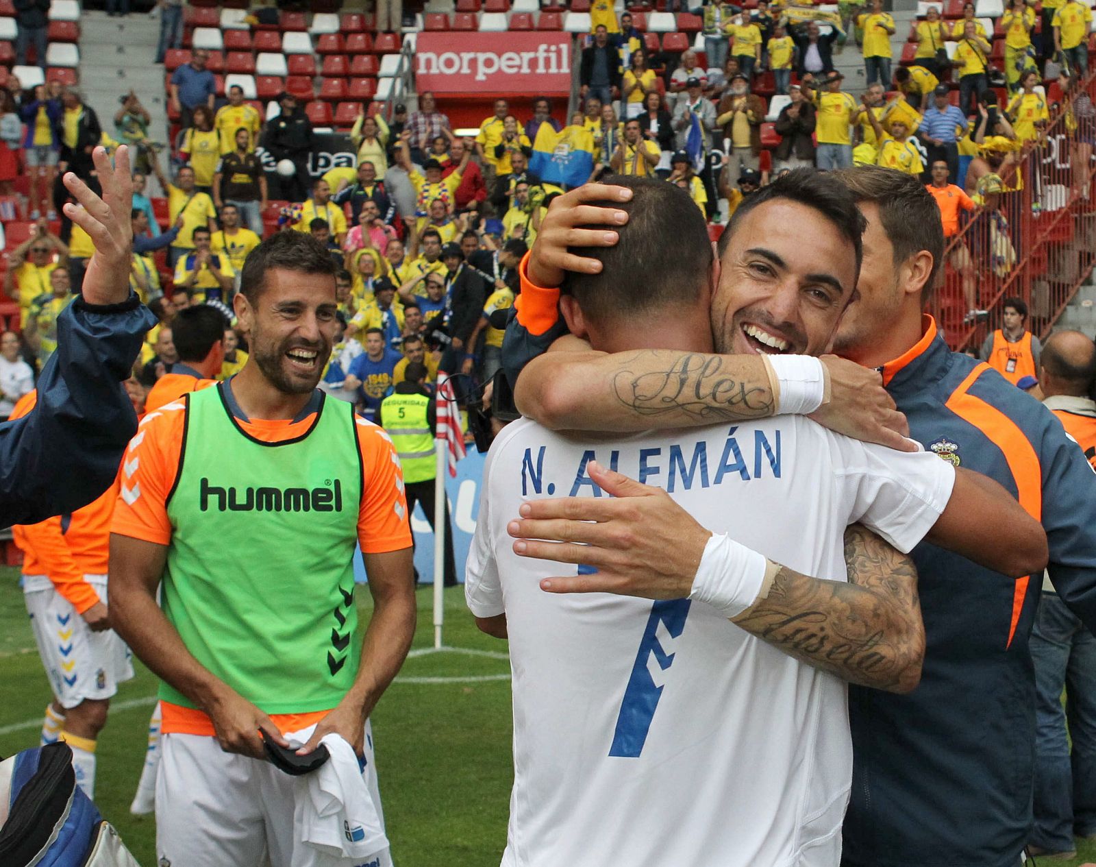Los jugadores de la UD las Palmas celebran su victoria frente al Sporting.