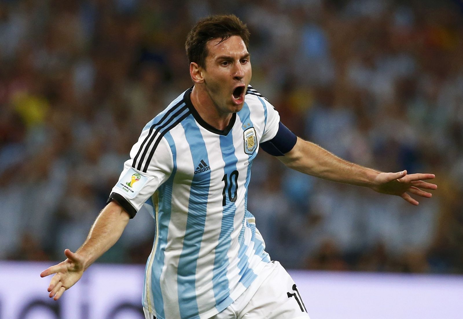Leo Messi celebra su gol a Bosnia.