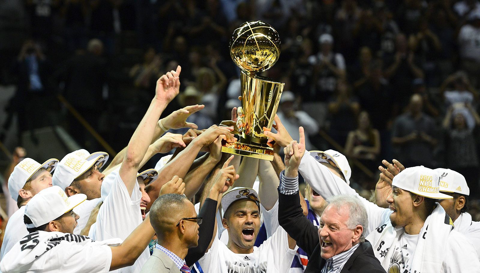 Tony Parker y el resto de los Spurs levantan la copa que los convierte en ganadores de la temporada de la NBA.
