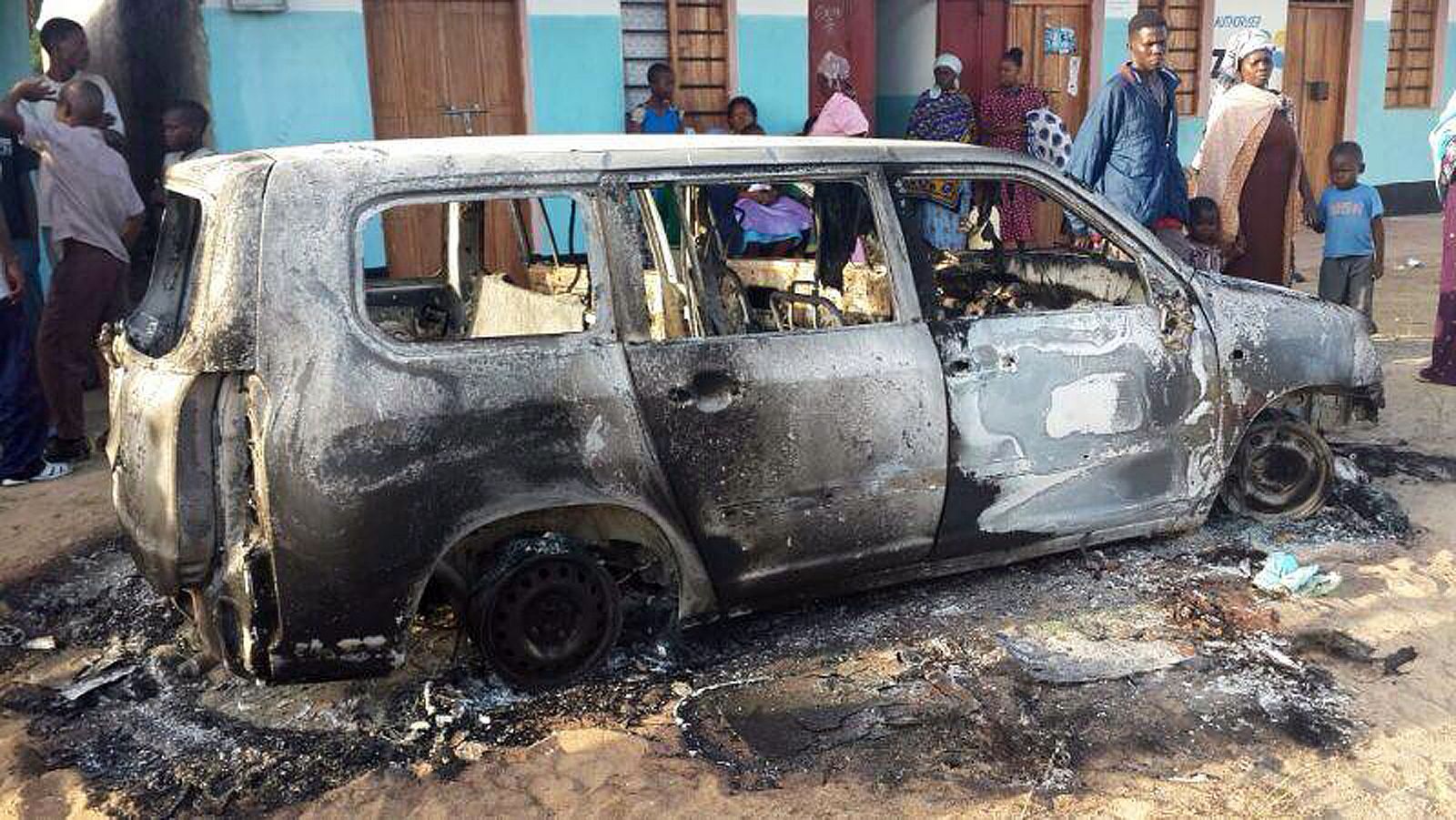 Coche calcinado tras el ataque a Mpeketoni, en la costa de Kenia