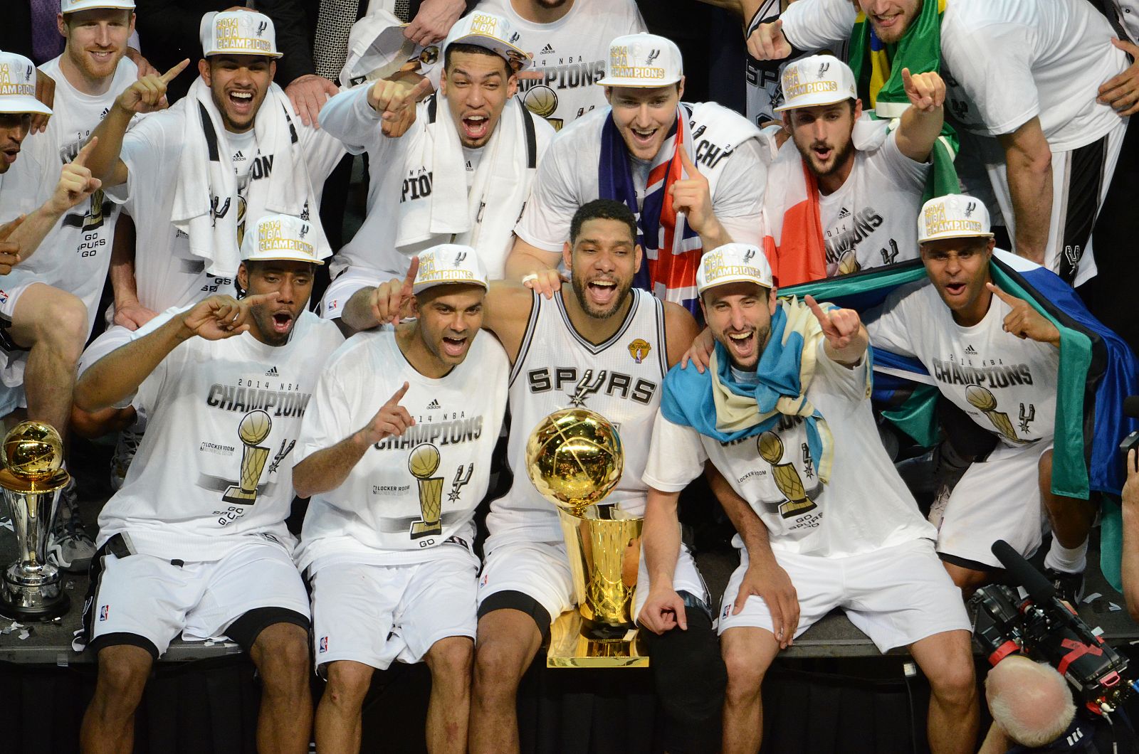 Los jugadores de San Antonio Spurs celebran el anillo conseguido ante Miami Heat.