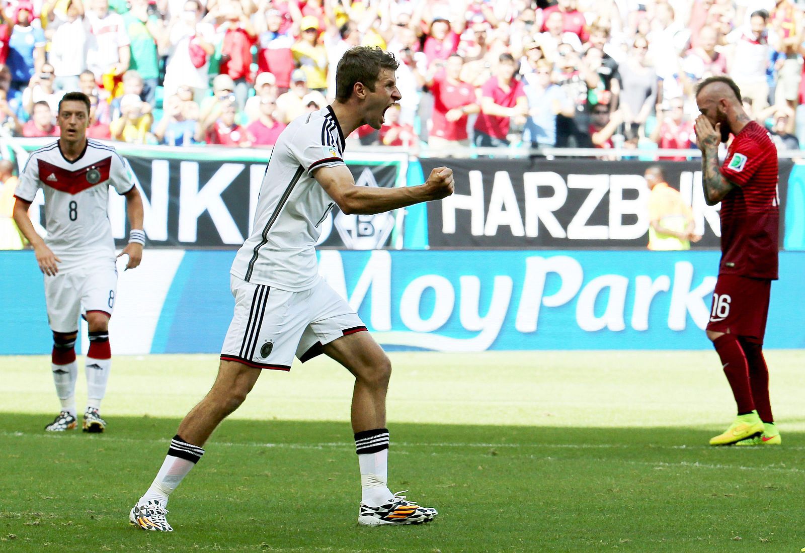 Thomas Müller (Alemania) celebra su gol de penalti ante Portugal