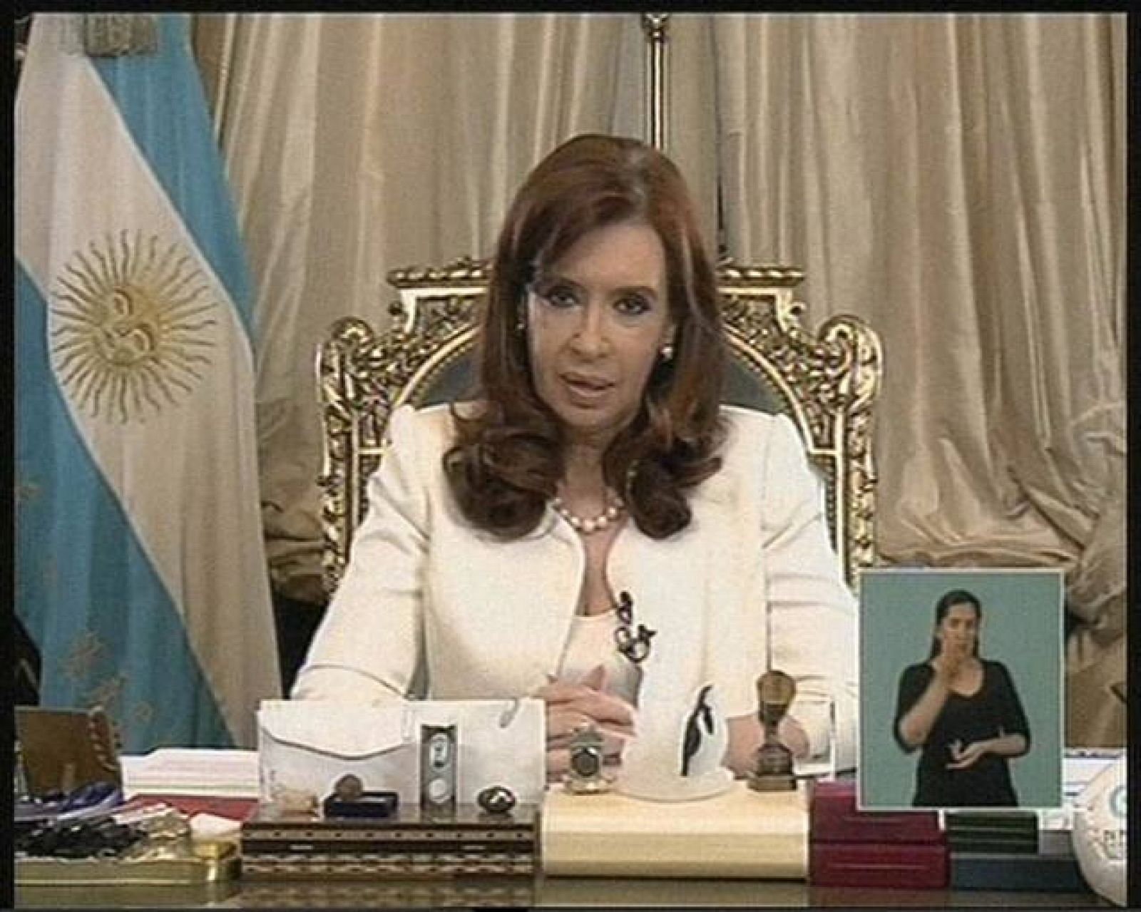 La presidenta argentina, Cristina Fernández, se dirige a la nación tras el fallo del Supremo de Estados Unidos.