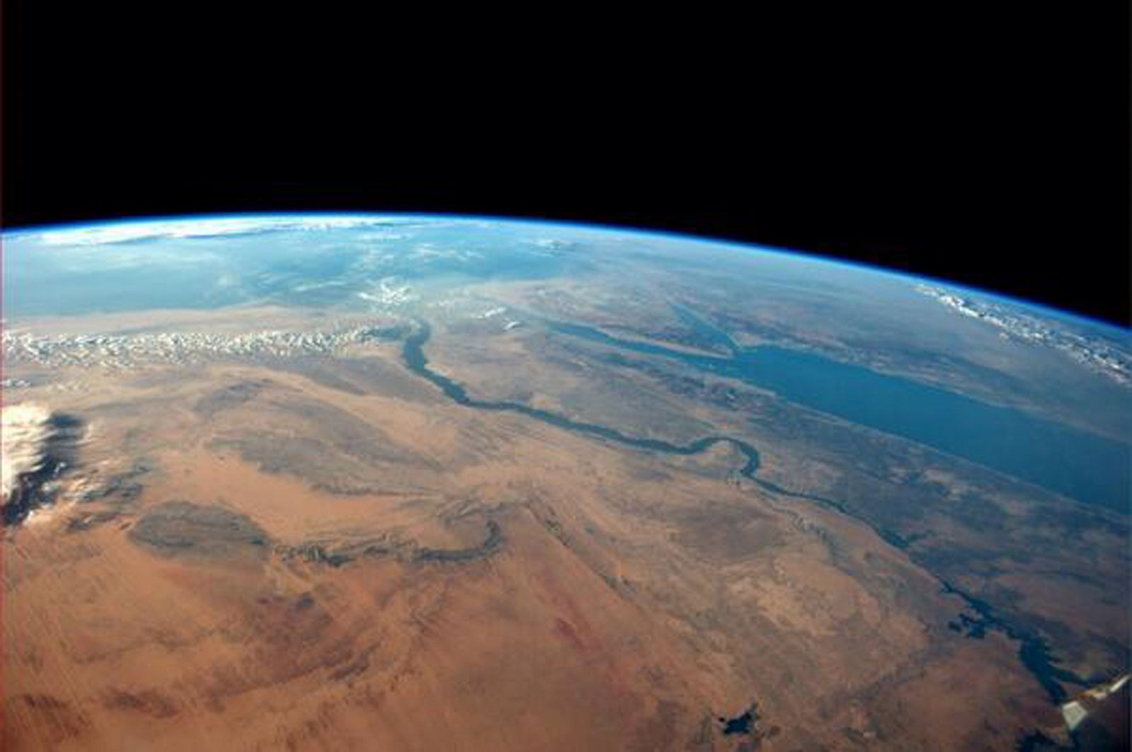 El desierto de Egipto y el Mar Rojo en una foto tomada por el astronauta Reid Wiseman desde la Estación Espacial Internacional