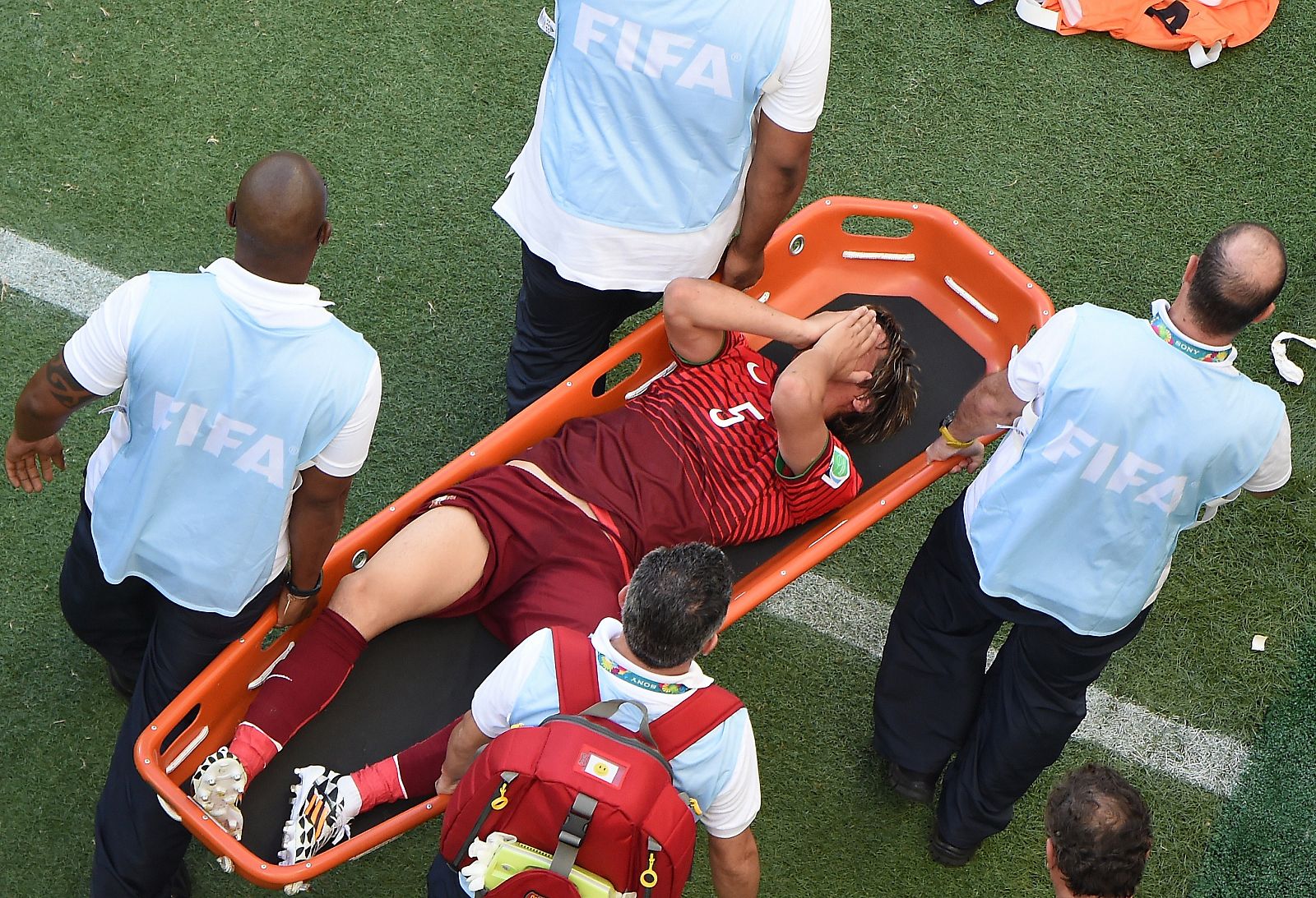Fabio Coentrao es retirado en camilla en el Alemania - Portugal