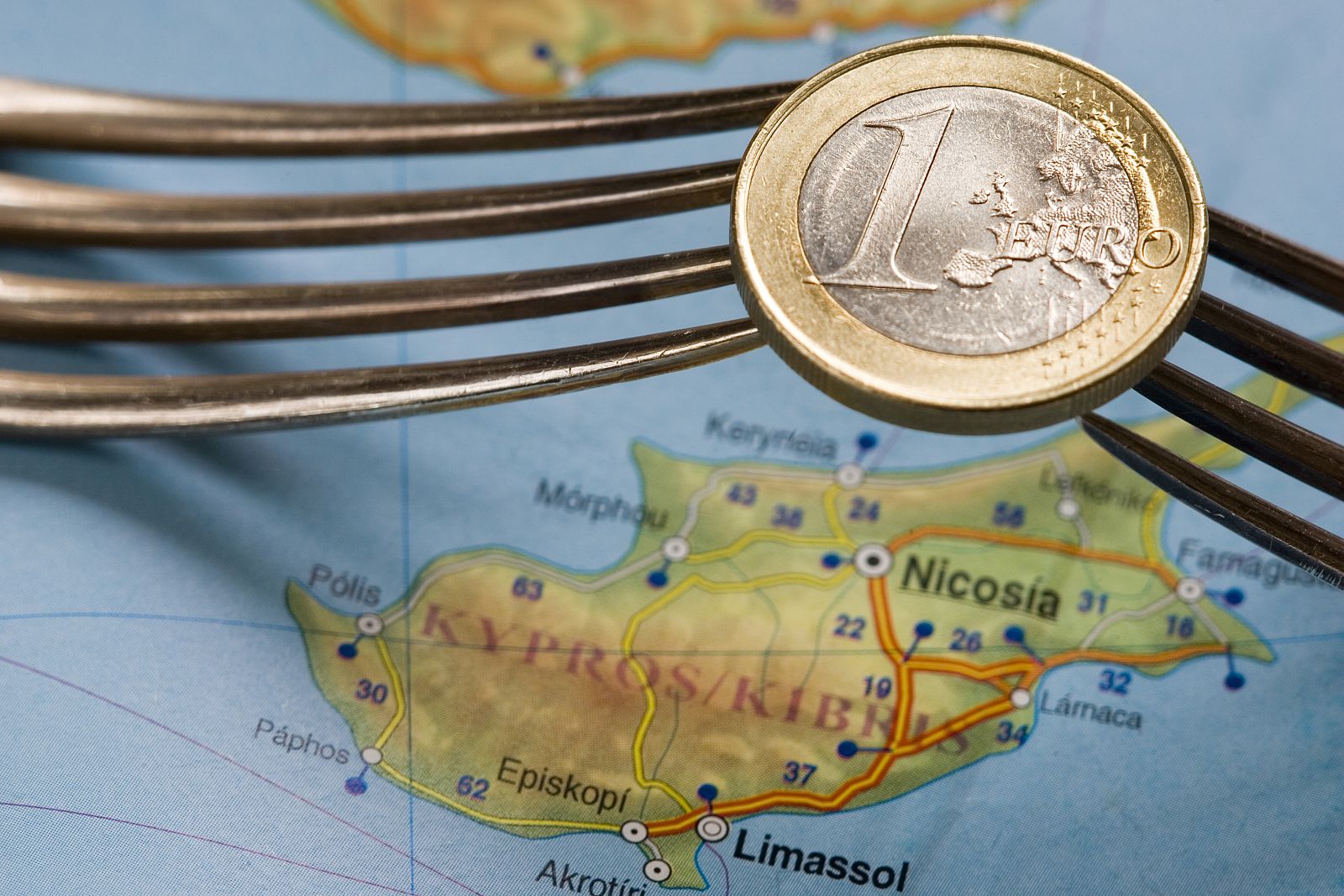 Una moneda de euro sobre el mapa de Chipre