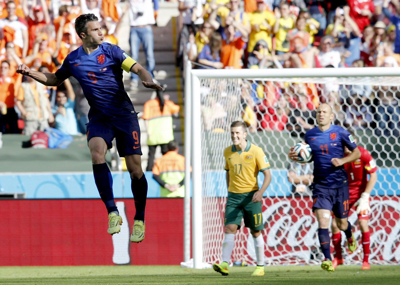 Robin van Persie celebra el segundo gol de Holanda ante Australia
