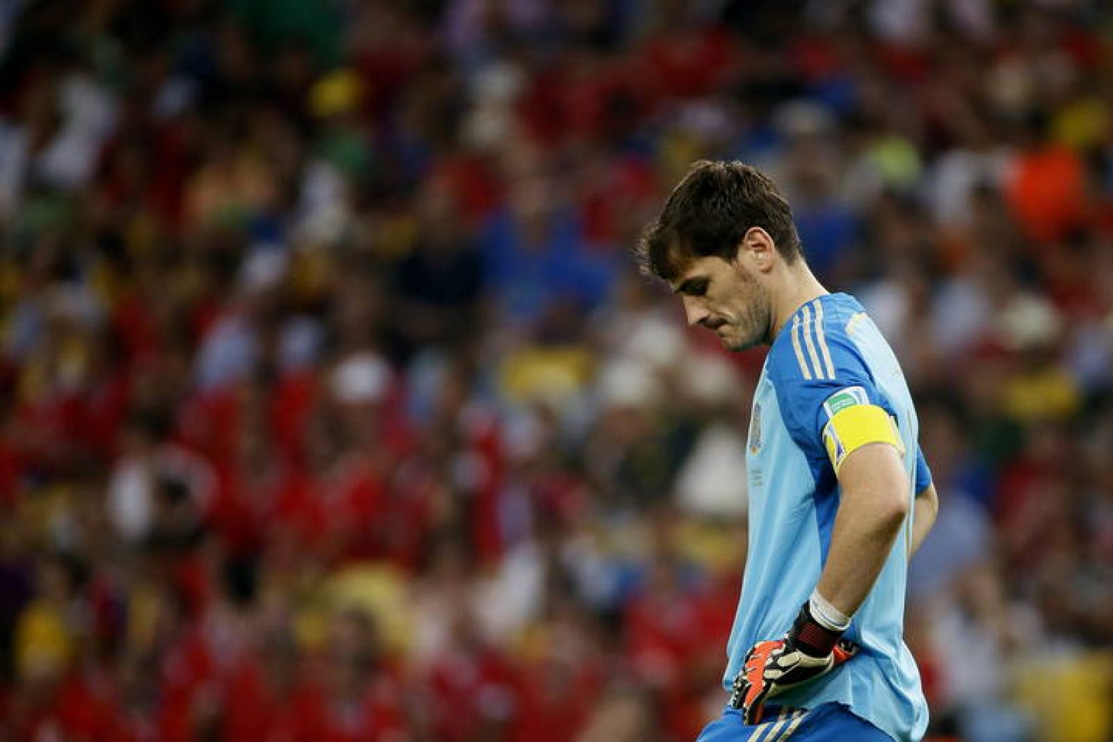 Iker Casillas, tras encajar el segundo gol de Chile.