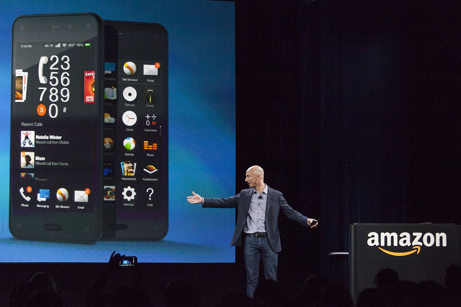 El fundador de Amazon, Jeff Bezos, presenta el primer smartphone de la compañía.