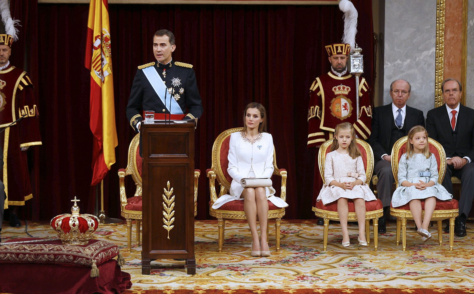 Felipe VI pronuncia su primer discurso junto a la reina Letizia, la princesa de Asturias y la infanta Sofía.